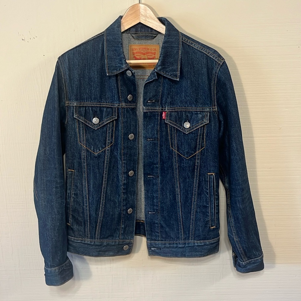 Like new Levi’s denim trucker jacket - small
